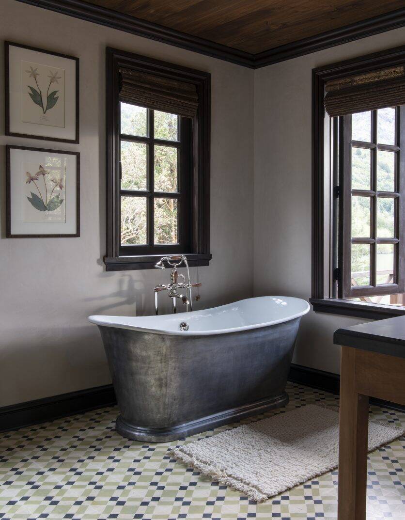 A bathtub inside Rio Palena