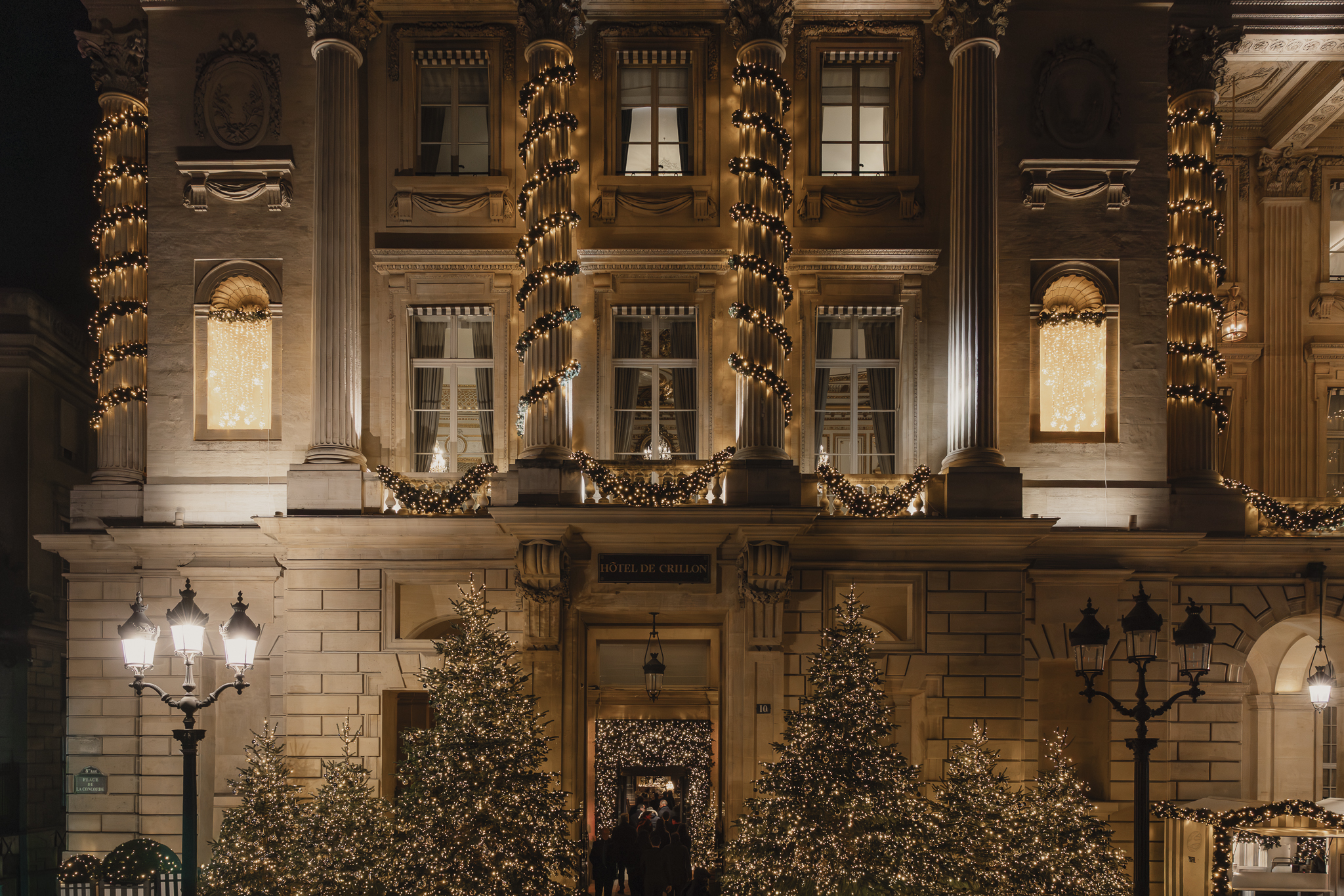 rosewood hotels europe Hotel de Crillon facilities facade festive decorations ( )